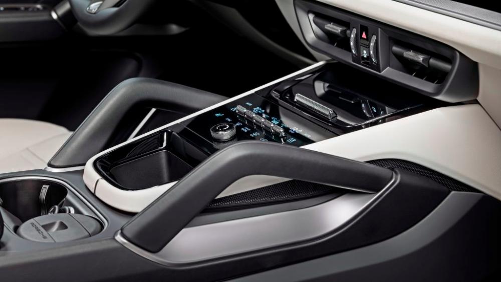 New Porsche Cayenne To Have Dashboard With Three Screens, Making Passenger More Of A ‘Co-Driver’ $!New Porsche Cayenne To Have Dashboard With Three Screens, Making Passenger More Of A ‘Co-Driver’