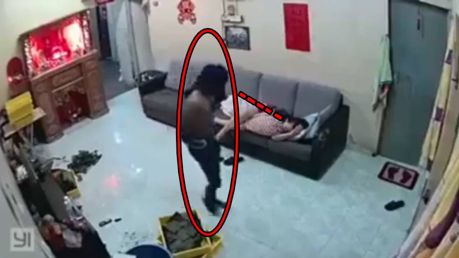 (Video) Man robs house while woman sleeps on couch