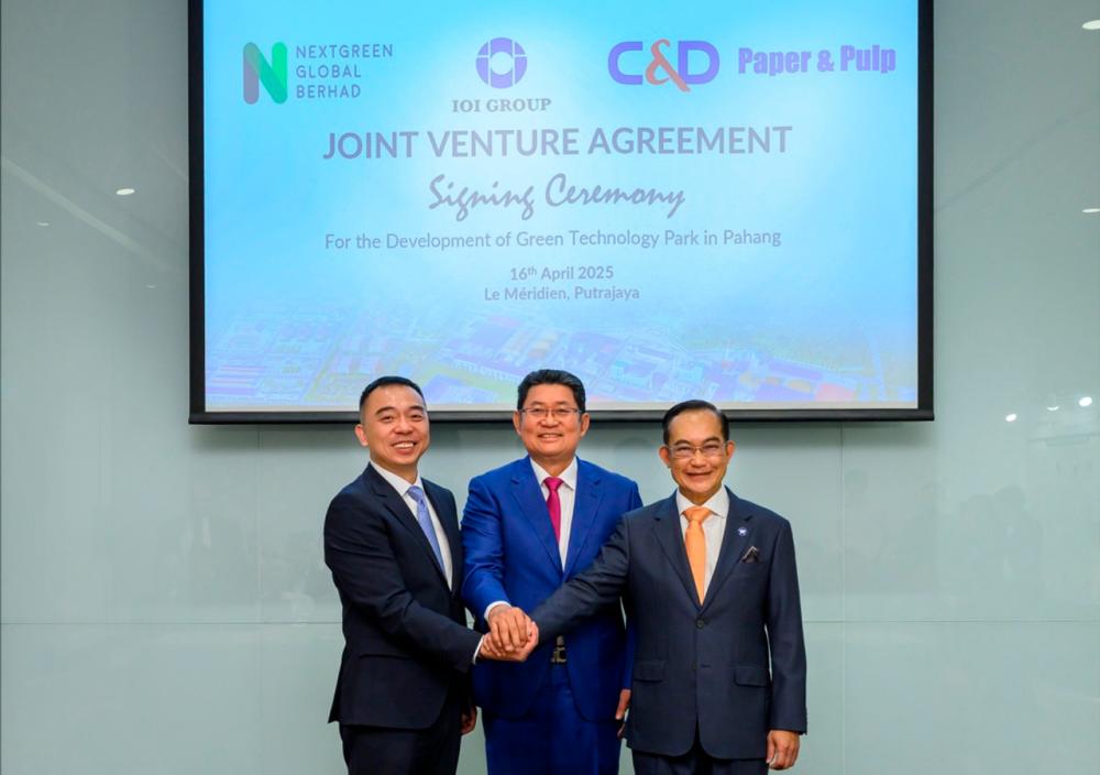 From left: Zhang, Lim and IOI Corporation group managing director and chief executive Datuk Lee Yeow Chor at the joint venture agreement signing ceremony.