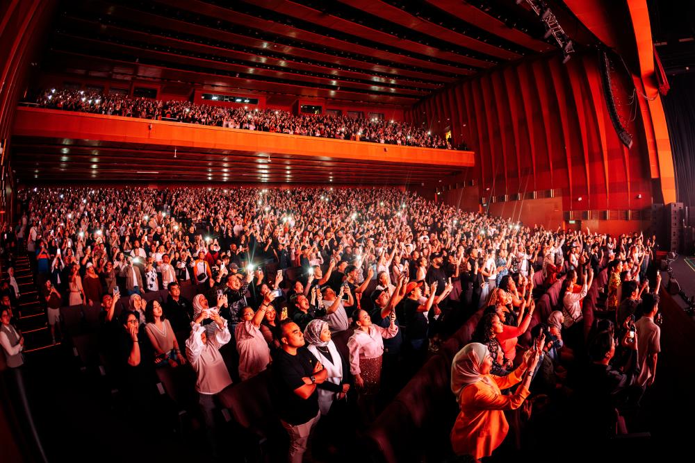 $!The audience, both young and old, joined in, swaying and singing along to classic tracks as if they were back in the early 2000s.