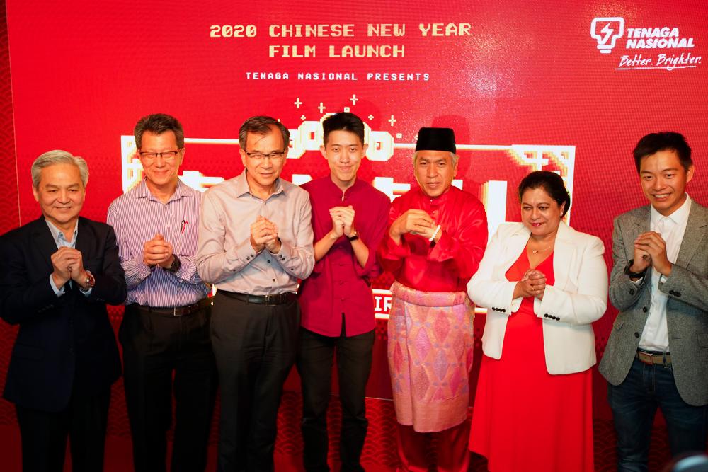 Bryan (centre), the star of ‘Reality Not Virtual’ along with the management team at TNB during the launch of the short film. –NORMAN HIU/THESUN
