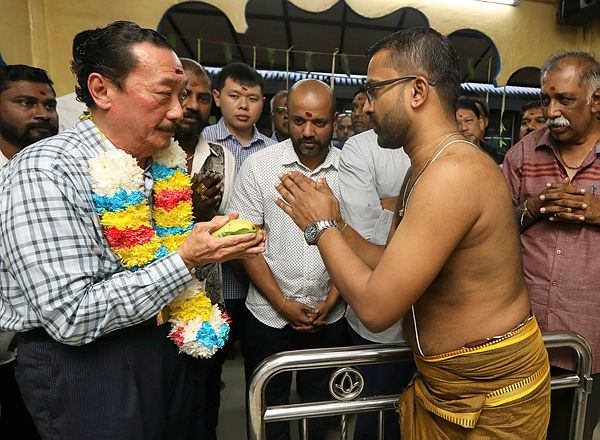Berjaya Corp Founder Tan Sri Vincent Tan, while being accompanied by Datuk Anathkumar Alagu (C) offers his prayers at the Sri Maha Mariamman temple at USJ 25, Subang Jaya on Dec 2, 2018. — Sunpix by Norman Hiu