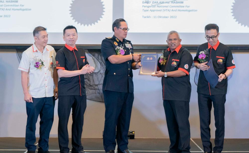 From left: Malaysia Motorcycle and Scooter Dealers Association secretary-general Chee Kok Hee, Dongguan Tailing Motor Vehicle Co Ltd vice-president Lee Kun Feng, Road Transport Department (JPJ) director-general Datuk Zailani Hashim, Ni Hsin EV Tech chairman Datuk Seri Rosman Mohamed and Khoo at the ceremony on Nov 22.