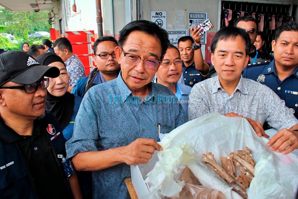 Abdul Karim (second left) and his ministry’s permanent secretary Hii Chang Kee (right) showing the media the safely returned bone fragments of the Niah Cave men.