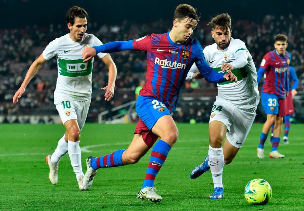 Barcelona's Spanish midfielder Nico Gonzalez (C) is challenged by Elche's Spanish midfielder Pere Milla (L) and Elche's Spanish defender Josema during the Spanish league football match between FC Barcelona and Elche CF at the Camp Nou stadium in Barcelona on December 18, 2021. AFPPix