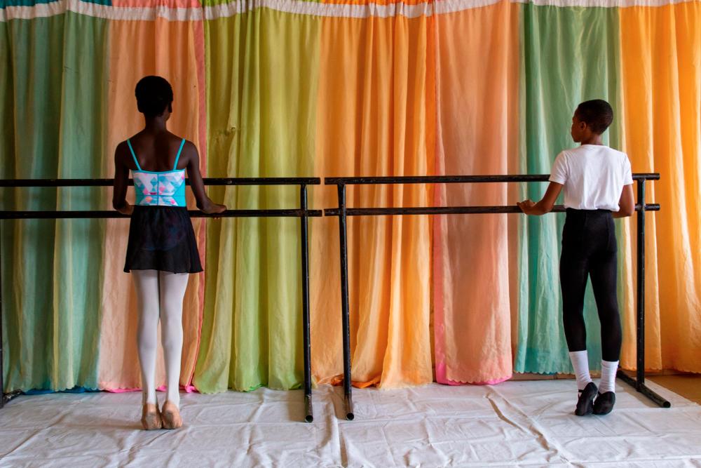 $!Omodiagbe Beauty (L) and Anthony Madu (R) prepare for rehearsals at the Leap of Dance Academy in Ajangbadi, Lagos, on July 3, 2020. / AFP / Benson Ibeabuchi