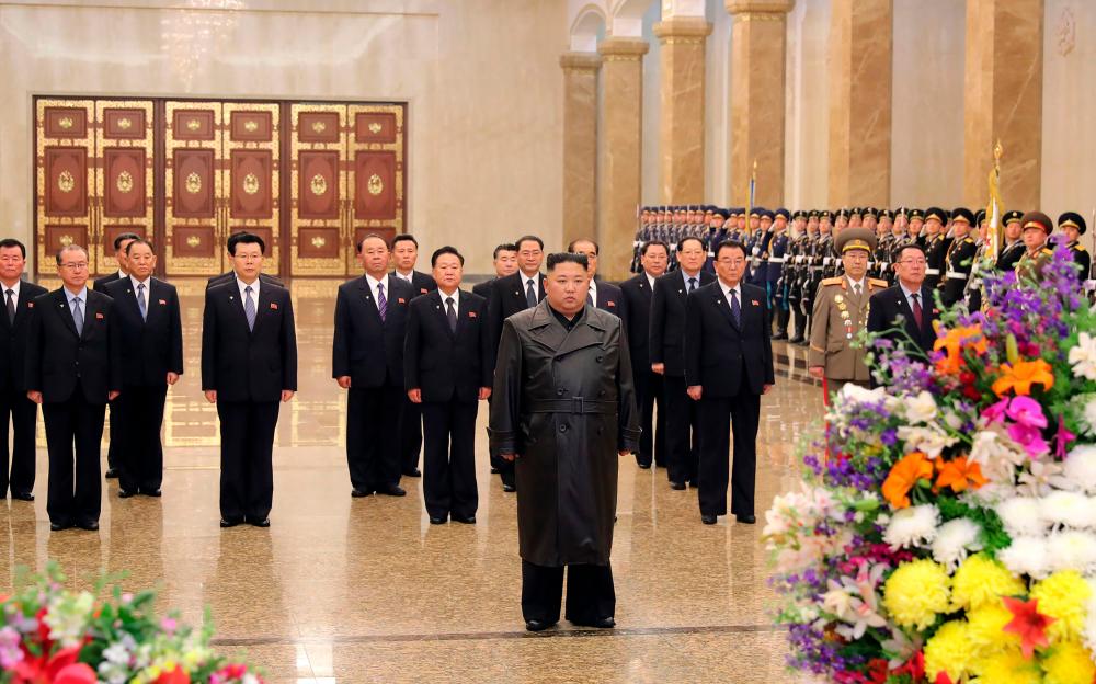 This undated picture released from North Korea's official Korean Central News Agency (KCNA) on February 16, 2020 shows North Korean leader Kim Jong Un (C) visiting his father and former leader Kim Jong Il's mausoleum at the Kumsusan Palace of the Sun to mark his birthday in Pyongyang. - AFP