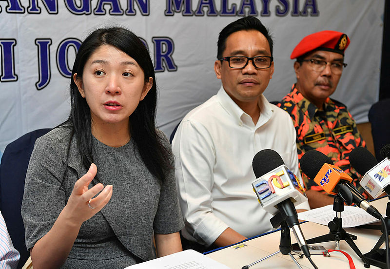 Minister of Energy, Science, Technology, Environment and Climate Change (Mestecc) Yeo Bee Yin (L) and Johor State Health, Culture and Heritage Committee chairman Mohd Khuzzan Abu Bakar, during a press conference at Pasir Gudang Municipal Council at Aqabah Tower, on July 1, 2019. — Bernama