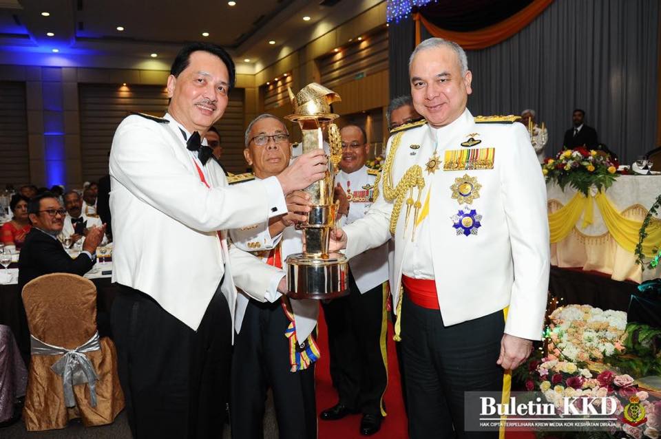 Health director-general (DG) Datuk Dr Noor Hisham Abdullah (L) receives the Sultan Azlan Shah Trophy Innovation Award from the Sultan of Perak, Sultan Nazrin Shah (R), as Lt Gen Datuk Dr Ya’akop Koming (C), the former DG of ATM Health Services Division, looks on. — Pix from Buletin KKD