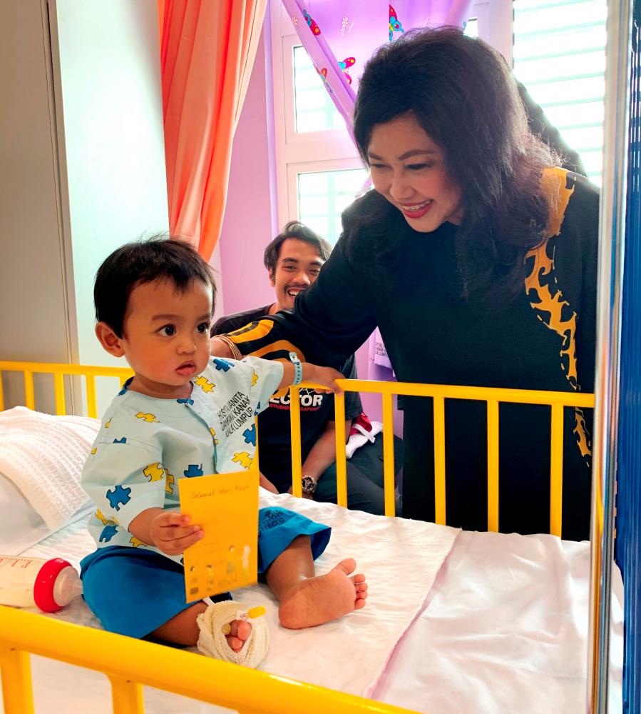 Nora visits a young patient at HKL in conjunction with the “Kasih Ramadan” initiative.