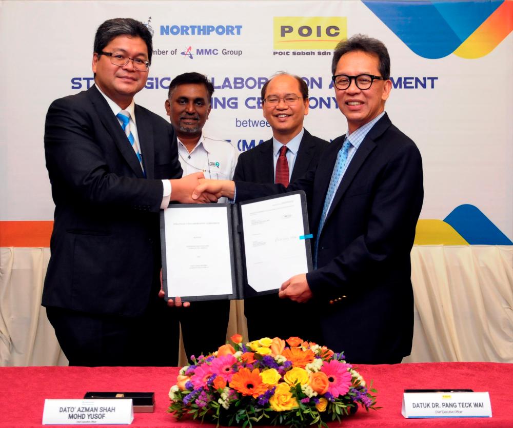 Azman (left) exchanging the strategic collaboration agreement with POIC CEO Datuk Dr Pang Teck Wai, witnessed by Datuk Seri Panglima Wilfred Madius Tangau (back right) and Port Klang Authority assistant general manager, corporate &amp; development V. Vijayaindiaran at the signing ceremony.