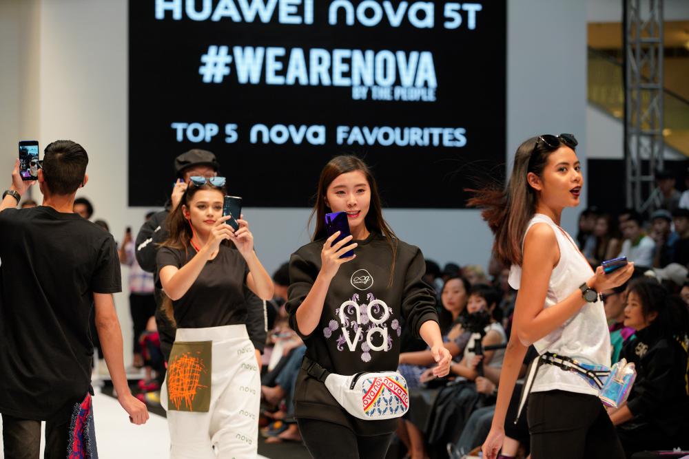Models at KLFW with the new Huawei nova 5T.