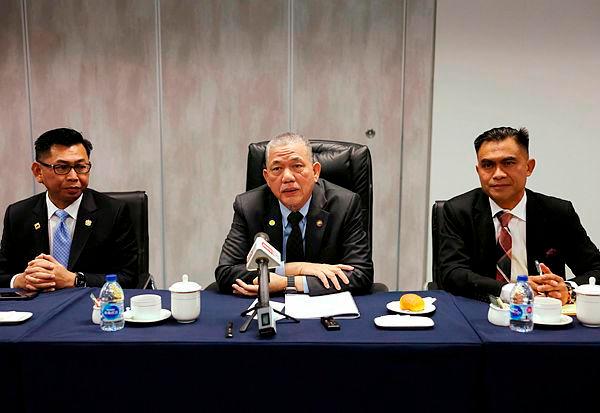 Deputy Prime Minister and Minister of Plantation and Commodities Datuk Seri Fadillah Yusof (centre) and Deputy Minister of Foreign Affairs Datuk Mohamad Alamin (left)-Bernamapix