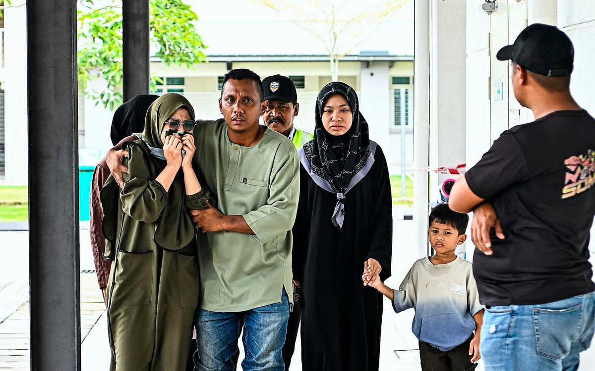 Ibu bapa kepada murid Tahun Empat yang meninggal dunia selepas ditemui tidak sedarkan diri di sekolah di Senawang hadir di pekarangan Unit Perubatan Forensik, Hospital Rembau, hari ini. Kehadiran mereka adalah bagi mendapatkan laporan keputusan bedah siasat terhadap murid lelaki berusia 10 tahun itu yang dijalankan tengah hari tadi-fotoBERNAMA