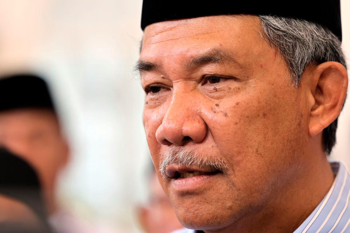 Menteri Luar merangkap Ahli Parlimen Rembau Datuk Seri Mohamad Hasan ketika ditemui media selepas menghadiri Karnival Mawlid Masjid Sheikh Haji Ahmad hari ini. - BERNAMA