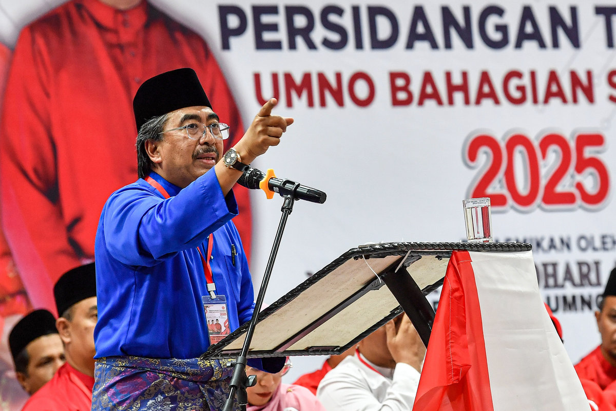 UMNO Vice President Datuk Seri Johari Abdul Ghani delivers a speech at the UMNO Seremban Division Delegates Meeting in Warisan Puteri today. - BERNAMA
