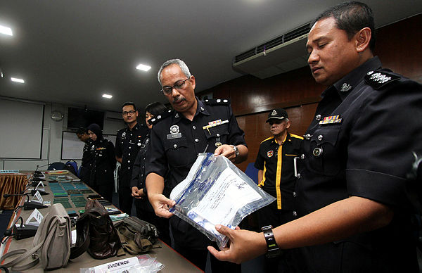 Port Dickson District Police Chief Supt Aidi Sham Mohamed (2nd from R) shows off the knife that is believed to have been used in the murder of a Myanmar man at a shophouse in Lukut, during a press conference at Port Dickson District Police Headquarters. — Bernama