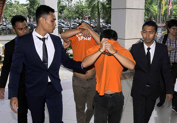 Two Negri Sembilan immigration officers are remanded at the Seremban Magistrates Court on April 17, 2019, for soliciting RM22,000 in bribes in December last year. — Bernama