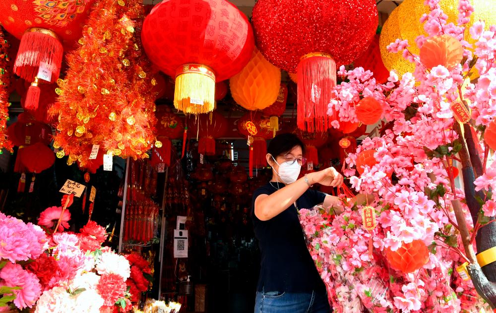 SEREMBAN, Jan 19 - ALL RED ... An employee of the Chui Gift &amp; Craf Center shop in Jalan Tunku Hassan in Seremban City arranges decorative items in conjunction with the Chinese New Year celebration, during a survey today. BERNAMApix