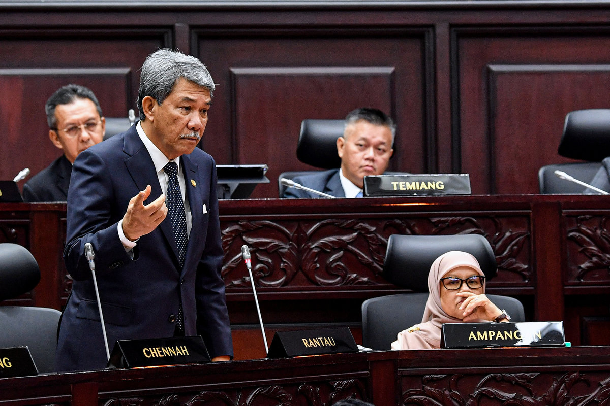 Foreign Minister Datuk Seri Mohamad Hasan (left), who is also the State Assemblyman for Rantau, raises a question during the Second Meeting of the Third Session of the 15th Negeri Sembilan State Legislative Assembly (DUN) today. – BERNAMA