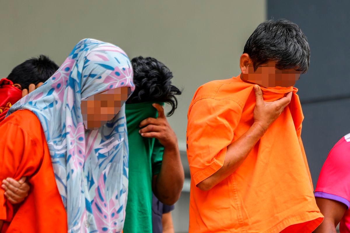 Seorang lelaki dan teman wanitanya disambung reman lima hari bagi membantu siasatan berhubung kematian dua kanak-kanak yang lemas selepas kereta dinaiki mereka menggelongsor ke dalam Sungai Linggi di Tanjung Agas, Port Dickson semalam - fotoBERNAMA