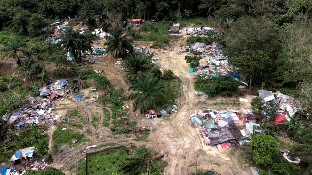 Pemandangan dari udara sebuah perkampungan dalam hutan di sebuah kawasan tidak rata dan berpaya yang telah diserbu oleh Jabatan Imigresen Malaysia (JIM) Negeri Sembilan dalam satu Operasi Penguatkuasaan Bersepadu pada 1 Februari lepas/BERNAMAPix