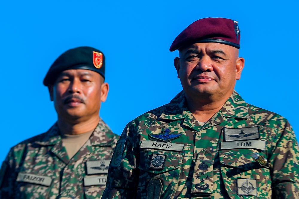 Army Chief General, Tan Sri Muhammad Hafizuddeain Jantan (right). - BERNAMAPIX