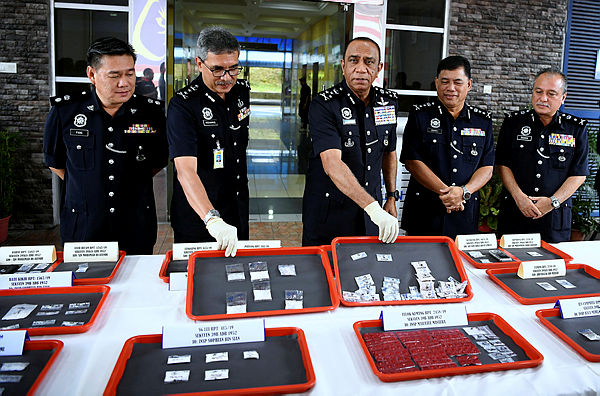 Narcotics CID Director (JSJN) Bukit Aman, Datuk Mohd Khalil Kader Mohd (3, L) displaying drugs that were seized in ‘Ops Damn Tokan’ , today at the Negri Sembilan Contingent Police Headquarters.