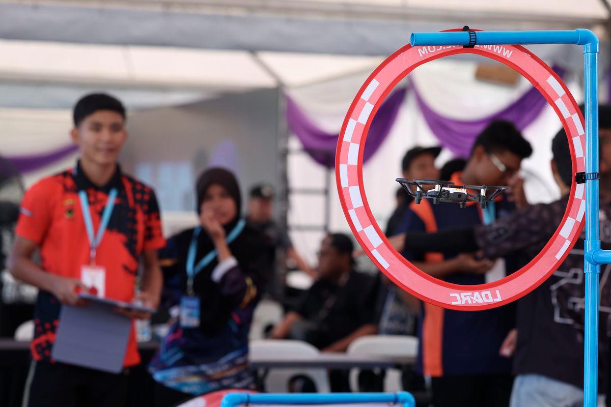 Peserta dron perlu mengendalikan dron melalui halangan yang ditetapkan dalam pertandingan Dron JuniorSkills sempena Program MADANI Rakyat (PMR) 2025 Negeri Sembilan di Dataran Nilai hari ini-fotoBERNAMA