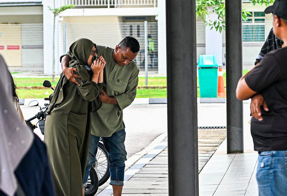 Ibu dan bapa kepada murid Tahun Empat yang meninggal dunia selepas ditemui tidak sedarkan diri di sekolah di Senawang hadir di pekarangan Unit Perubatan Forensik, Hospital Rembau, hari ini. Kehadiran mereka adalah bagi mendapatkan laporan keputusan bedah siasat terhadap murid lelaki berusia 10 tahun itu yang dijalankan tengah hari tadi.