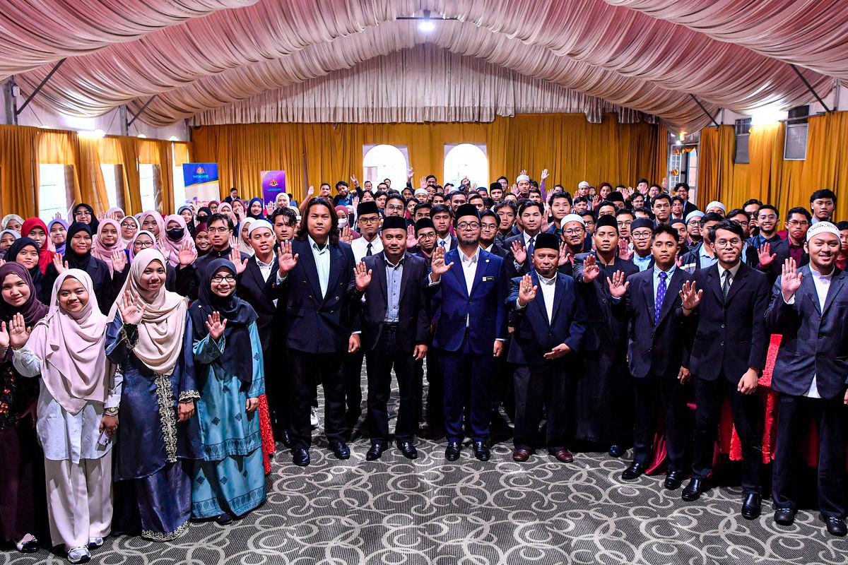 Timbalan Menteri di Jabatan Perdana Menteri (Hal‑Ehwal Agama) Dr Zulkifli Hasan (depan lima, kanan) bergambar bersama para Mahasiswa Malaysia Timur Tengah pada Majlis Penutup Nadwah Mahasiswa Timur Tengah 2025 hari ini. FotoBernama