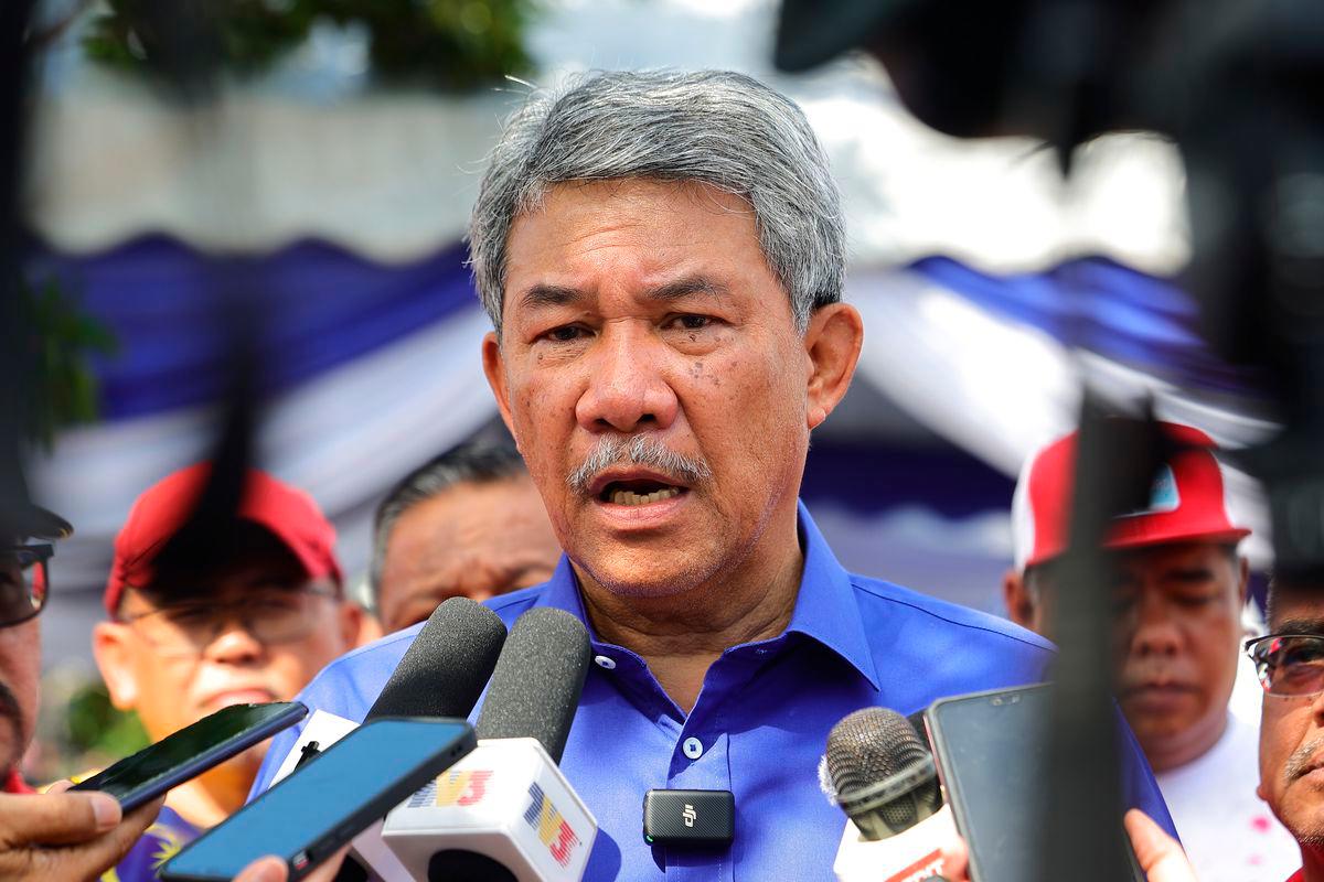 Menteri Luar merangkap Ahli Parlimen Rembau Datuk Seri Mohamad Hasan ketika ditemui media selepas Karnival Kemerdekaan Kawasan Rukun Tetangga (KRT) Taman Pinggiran Senawang hari ini -fotoBERNAMA