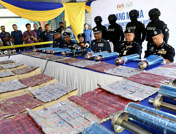 JKDM director-general Datuk Seri T. Subromaniam (3rd from R) and other senior officers display the 3 million pills of seized eramin 5 pills at a press conference in Nilai on Feb 8, 2019. — Bernama
