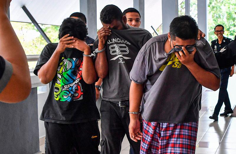 Pengajar di sebuah madrasah tahfiz Muhammad Ilyas Jamaludin, 33, (kanan). - fotoBERNAMA