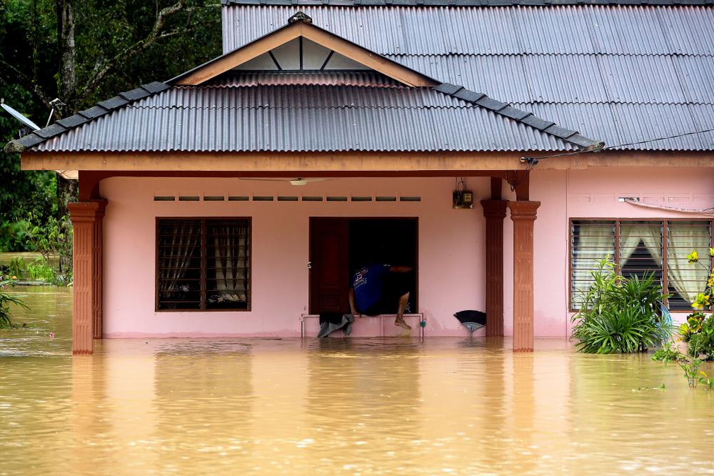 Condition of a house affected by flash floods in Negri Sembilan today. — Bernama
