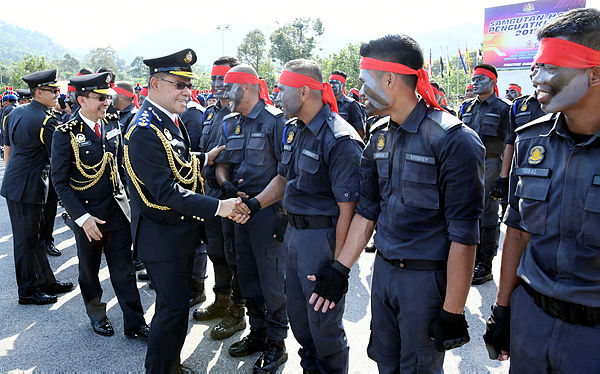 Domestic Trade and Consumer Affairs Minister Datuk Seri Saifuddin Nasution Ismail congratulates personnel during the 47th KPDNHEP Enforcement Day at PLKN Seri Perkasa Camp, Mantin on April 18, 2019. — Bernama