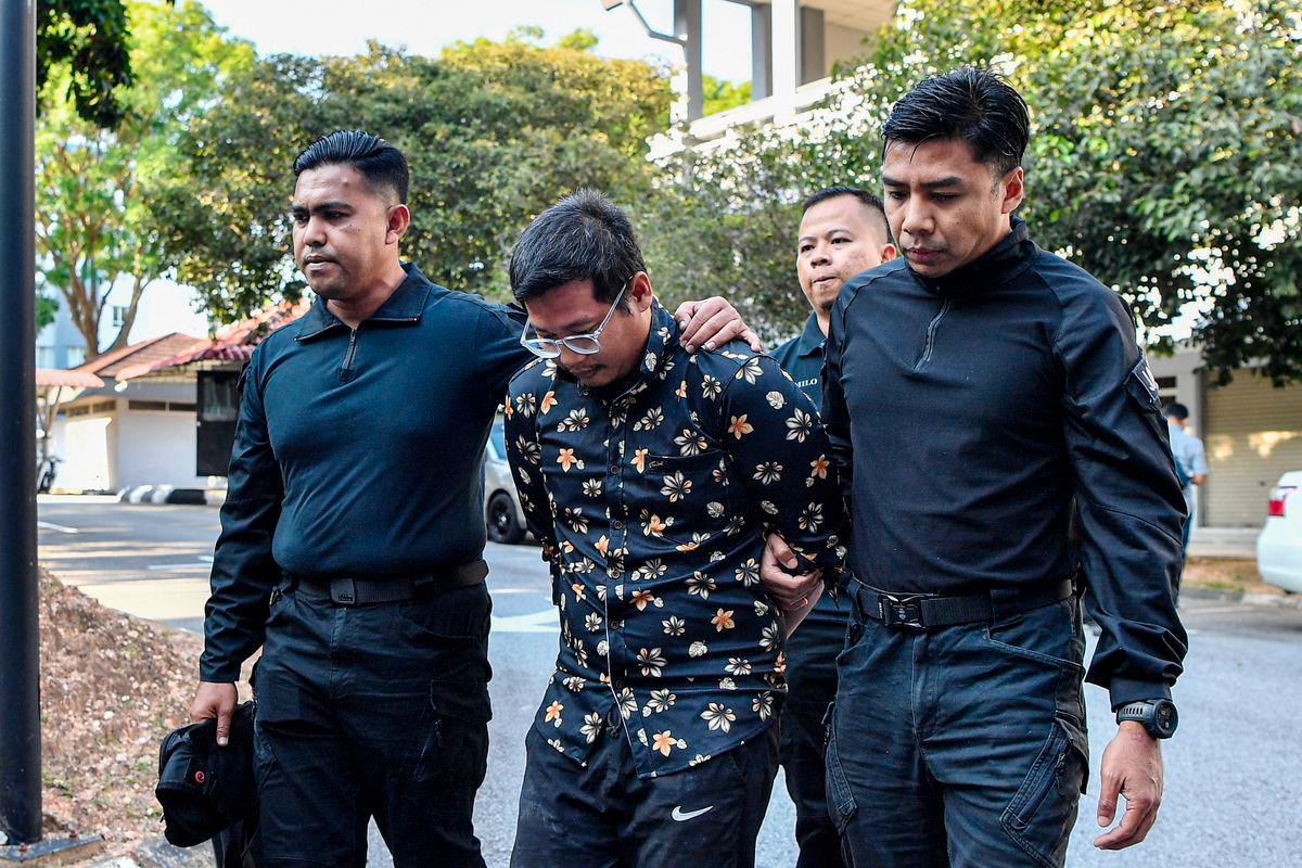 Seorang tukang masak didakwa di Mahkamah Majistret di sini hari ini atas pertuduhan membunuh seorang lelaki di sebuah rumah di Taman Sri Pagi, Senawang. - fotoBERNAMA