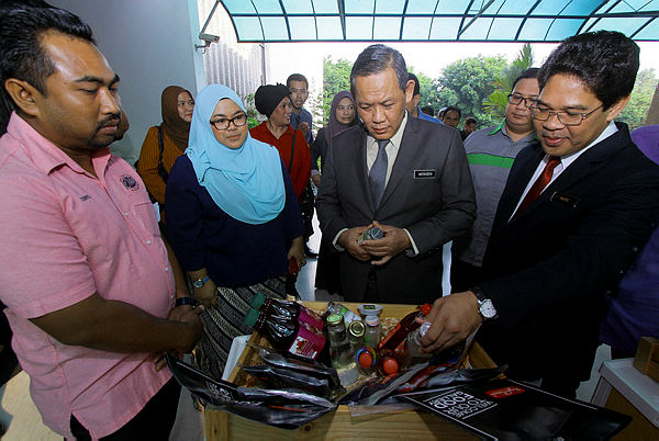 Negri Sembilan Mentri Besar Datuk Seri Aminuddin Harun (2nd R) surveys some of the agro-based products that will be on display at the Malaysia Fest 2019 in Singapore