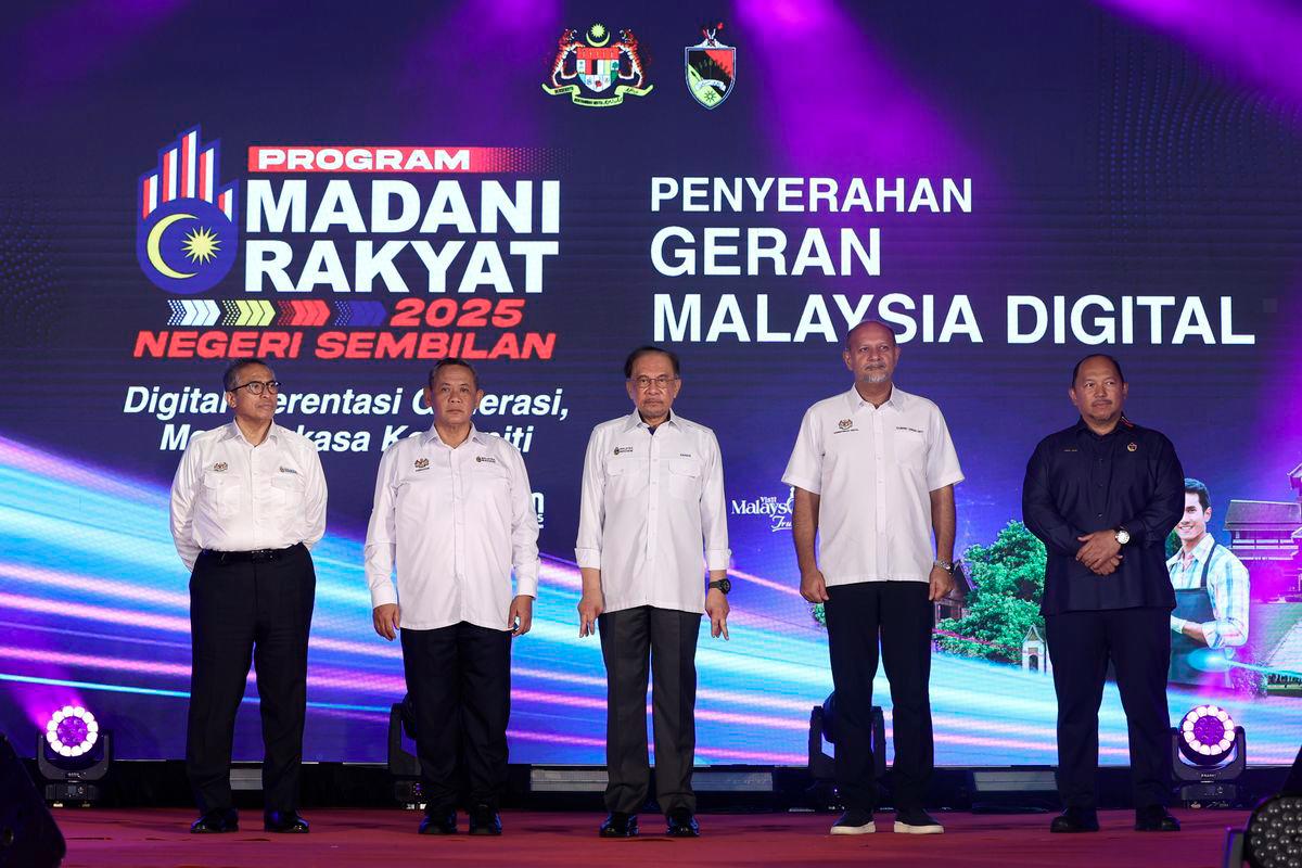 Perdana Menteri Datuk Seri Anwar Ibrahim (tengah) hadir sempena Majlis Perasmian Program MADANI Rakyat 2025 Negeri Sembilan di Dataran Nilai hari ini.Turut hadir Ketua Setiausaha Negara Tan Sri Shamsul Azri Abu Bakar (kiri), Menteri Digital Gobind Singh Deo (dua, kanan) dan Menteri Besar Negeri Sembilan Datuk Seri Aminuddin Harun (dua, kiri). - BERNAMA