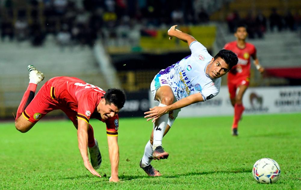 SEREMBAN, June 25 - Negeri Sembilan player Yaser Pinto (left) clashes with Sri Pahang player Mohd Azwan Aripin in the Super League match at Tuanku Abdul Rahman Stadium, Paroi tonight. BERNAMAPIX