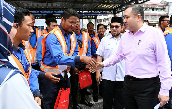 Transport Minister Anthony Loke Siew Fook (R) welcomes participants of the Commuting Safety Support Programme - CSSP at Wisma TNB, Seremban. — Bernama