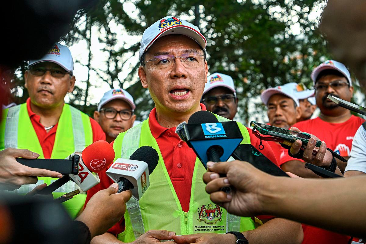 Menteri Perumahan dan Kerajaan Tempatan Nga Kor Ming menjawab pertanyaan wartawan pada Majlis Pelancaran Hari Cuci Malaysia 2025 di Pantai Cahaya Negeri hari ini-fotoBERNAMA