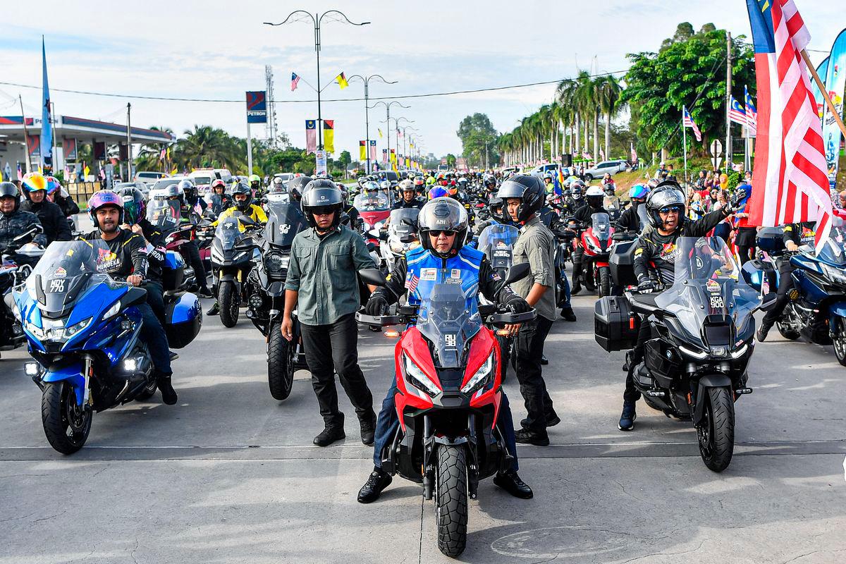 Timbalan Perdana Menteri Datuk Seri Dr Ahmad Zahid Hamidi (tengah) mengetuai konvoi motosikal sempena Kembara Merdeka Akar Umbi 2.0 di Dataran Majlis Perbandaran Jempol, hari ini-fotoBERNAMA