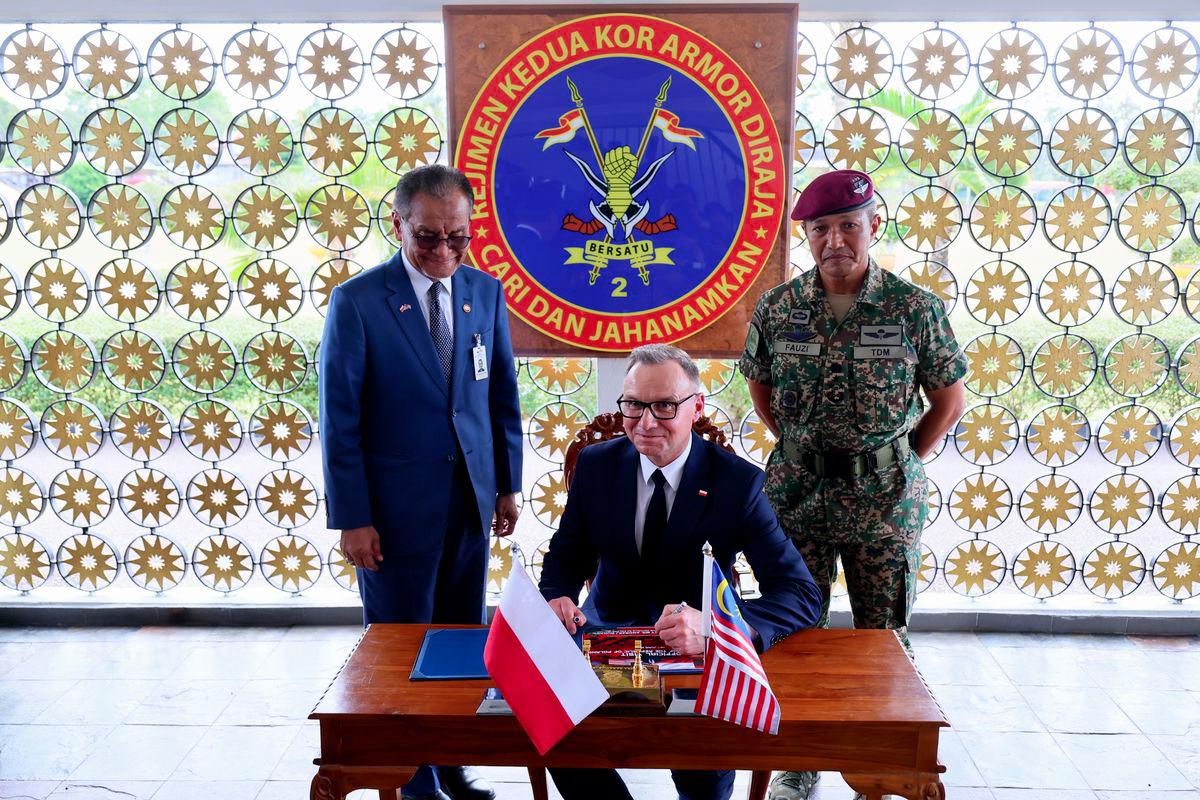 President of Poland Andrzej Duda signs a guest book during a visit to the Second Regiment of the Royal Armoured Corps at Kem Sunggala as part of his official visit to Malaysia today.- BERNAMAPIX