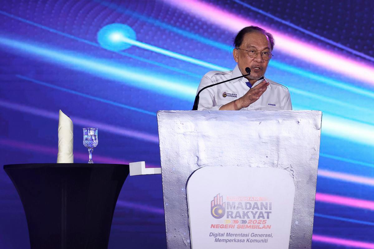 Perdana Menteri Datuk Seri Anwar Ibrahim berucap pada Majlis Perasmian Program MADANI Rakyat 2025 Negeri Sembilan di Dataran Nilai hari ini -fotoBERNAMA