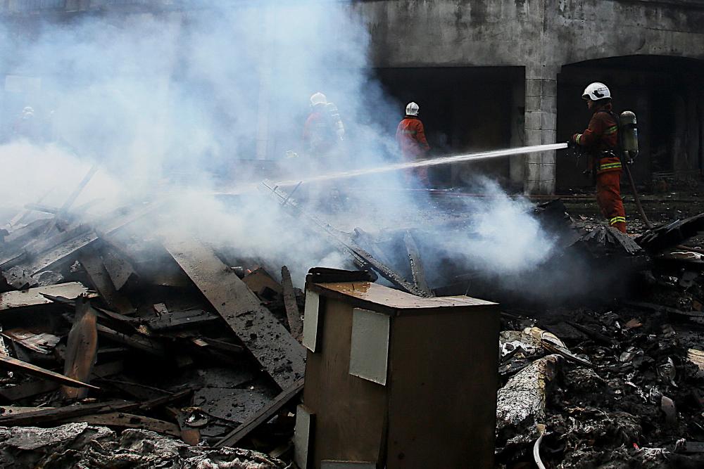 JBPM personnel are actively engaged in firefighting at five units of double-storey shophouses storing materials for recycling, in a fire in Bandar Seremban South near here this afternoon. - Bernama