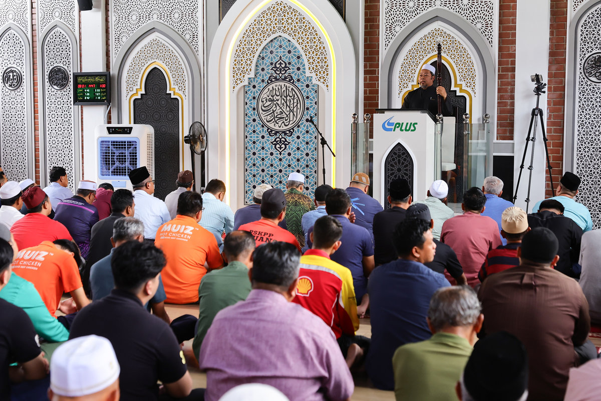 Imam 1 of Masjid Pekan Labu Batu 10, Shafie Rajiman, delivered a sermon titled “The Path of Repentance and Divine Forgiveness on the Day of Ashura” during the first Friday prayer at the MADANI Surau at the Seremban Rest and Service Area (southbound) today. - BERNAMA