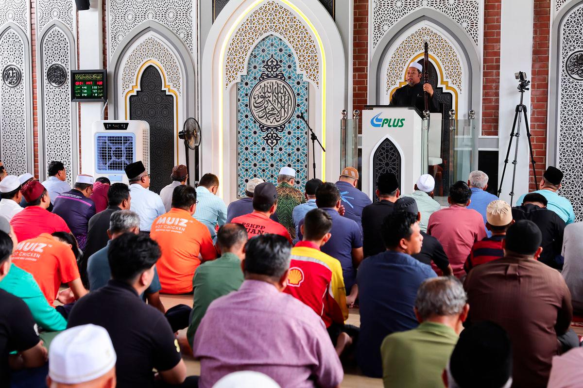 Imam 1 Masjid Pekan Labu Batu 10 Shafie Rajiman menyampaikan khutbah bertajuk “Titian Keinsafan dan Keampunan Ilahi pada Hari Asyura pada solat Jumaat pertama di Surau MADANI Kawasan Rehat dan Rawat (R&amp;R) Seremban (arah Selatan) hari ini. - fotoBERNAMA
