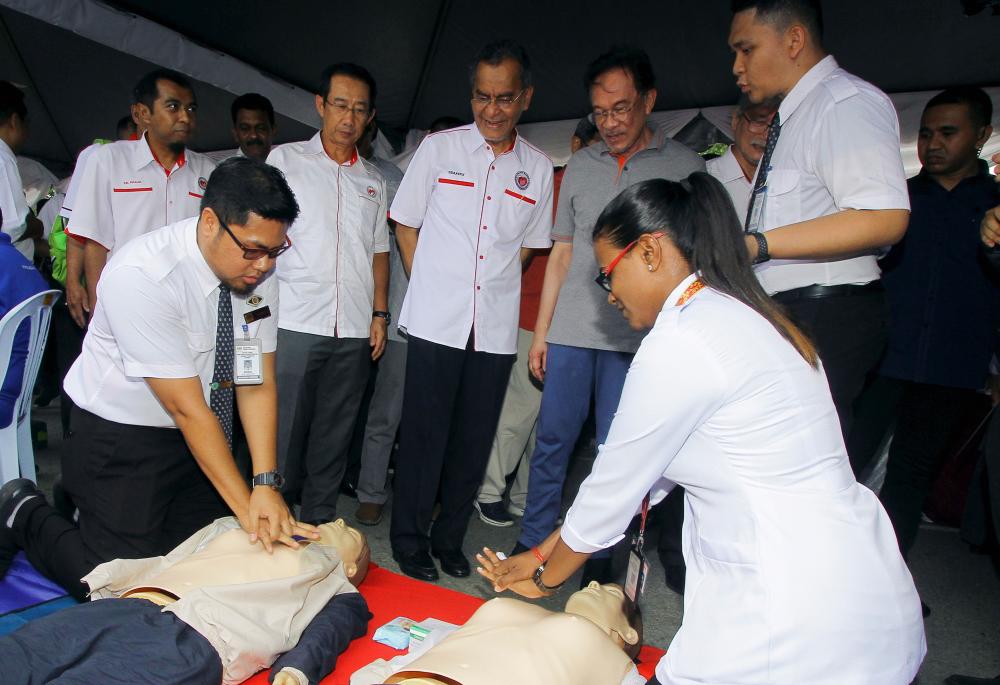 Health Minister Datuk Seri Dr Dzulkefly Ahmad (3rd from R) watches a demonstration by staff of the Ministry of Health perform CPR at the Port Dickson Parliamentary H level ‘My Healthy Village’ programme at Saujana Beach, today. - Bernama