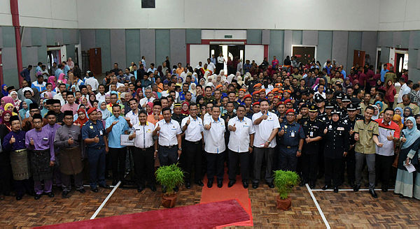 Negri Sembilan Mentri Besar Datuk Seri Aminuddin Harun with officials and staff at the Kuala Pilah Assembly in Kuala Pilah, Negri Sembilan on Feb 8, 2019. — Bernama